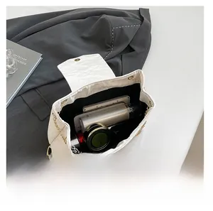 Innenansicht der weißen Schultertasche mit Raffung zeigt das große Fassungsvermögen
