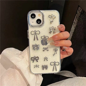 Elegante cover iPhone crema con fiocchi metallici 3D argento e finitura glitterata