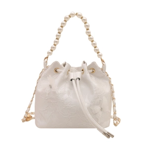 Sac seau en dentelle blanche avec anse en perles et papillon 3D sur fond blanc