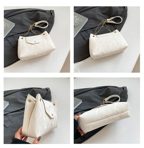 Vier Ansichten der weißen PU-Leder-Handtasche mit goldenen Ketten und Faltenstruktur