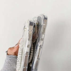 Vue détaillée de la coque transparente avec perles 3D, papillons et découpes précises