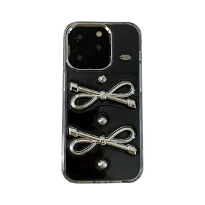 Custodia nera per iPhone con fiocchi d'argento 3D e borchie metalliche eleganti