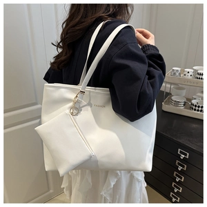 Détail d'un ensemble de sacs cabas en cuir PU blanc avec texte Fashion doré et pochette