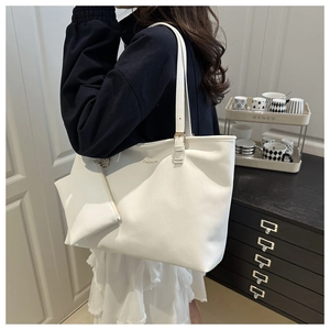 Détail du grand sac cabas blanc en similicuir avec texte FASHION doré et pochette