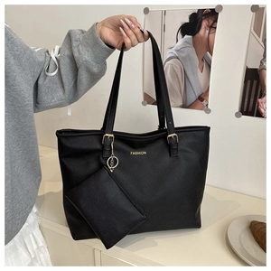 Détail d'un ensemble de sacs en similicuir noir avec boucles et inscription dorée