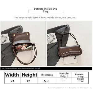Detail of crossbody bag dimensions 24x12x5.5cm with adjustable shoulder strap