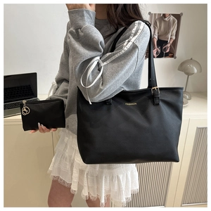Ensemble sac cabas noir en cuir PU avec lettrage doré et pochette assortie incluse