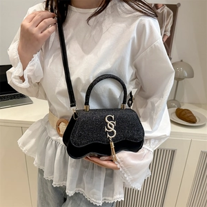 Mini sac bandoulière à paillettes noires avec logo SS argenté et franges métalliques