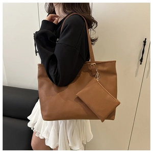 Détail du grand sac cabas en similicuir marron caramel avec sa petite pochette zippée assortie