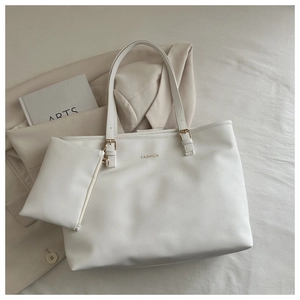 Détail du sac cabas en similicuir Saffiano blanc avec lettrage doré FASHION élégant