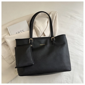 Détail de l'ensemble de sacs en similicuir noir avec boucle dorée et logo mode