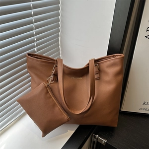 Ensemble sac cabas en cuir PU marron Saffiano avec lettrage doré et pochette assortie