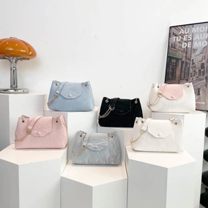 Große Ketten-Schultertasche mit minimalistischen Nähten und rundem Schnallenverschluss