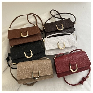Six couleurs de sacs tressés montrant une texture fine et des boucles dorées en U