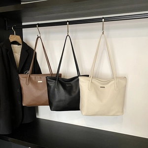 Borse tote minimaliste in pelle marrone, nera e crema per donne in carriera