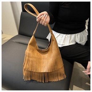 Détail d'un sac hobo vintage en cuir PU marron avec de longues franges à double couche