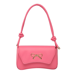 Sac à main minimaliste rose avec fermoir nœud doré et finition cuir lisse