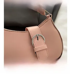 Detailansicht der rosa PU-Ledertasche mit einer runden silbernen Metallschnalle