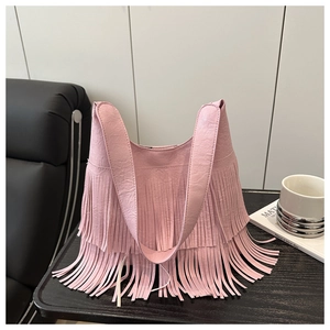Détail du sac à bandoulière rose à franges avec pompons multicouches et similicuir plissé