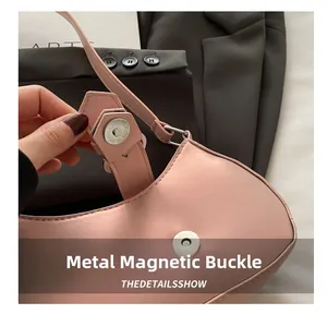 Detailansicht des Metall-Magnetverschlusses und der Beschläge einer rosa Ledertasche