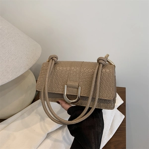 Sac bandoulière kaki avec boucle en U dorée et bandoulière à nœuds au style élégant