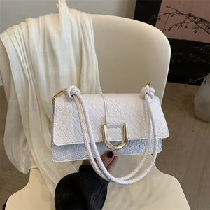 Sac à main blanc texturé tissé avec boucle fer à cheval dorée et bandoulière corde