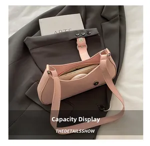 Innenansicht der rosa PU-Leder Schultertasche mit Platz für Smartphone und Make-up