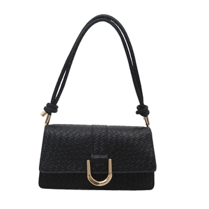 Sac baguette noir avec motif serpent et fermoir magnétique en U doré élégant