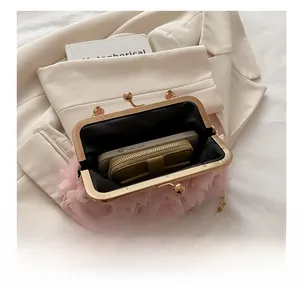 Rosa Clutch mit Rosenblütenmuster und Platz für Smartphone und Geldbörse