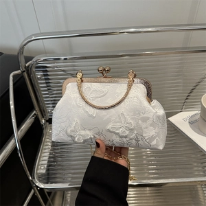Sac en dentelle blanche avec broderie papillon 3D, poignée métal et chaîne dorée