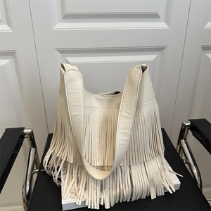 Sac cabas à franges ivoire en cuir grainé avec bandoulière large style bohème