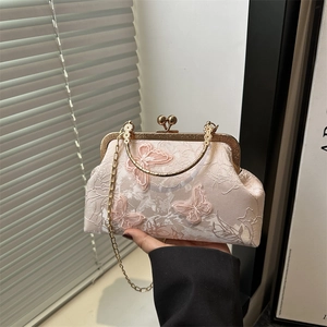 Sac à main vintage rose avec broderie papillon 3D et bandoulière en chaîne métal