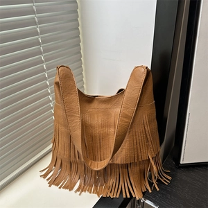 Sac à main couleur caramel avec franges bohèmes et bandoulière large tendance