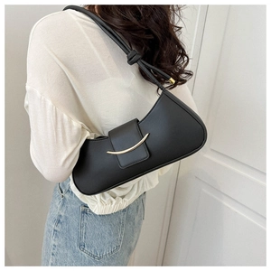 Elegante borsa sottobraccio nera stile francese con fibbia dorata su una modella
