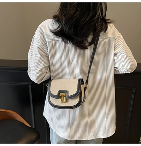Détails du sac selle en toile et cuir avec fermoir métallique doré vintage