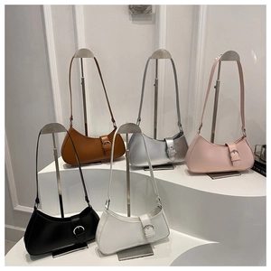 Schicke Hobo-Taschen in Braun, Silber, Pink, Schwarz und Weiß auf minimalistischen Displays