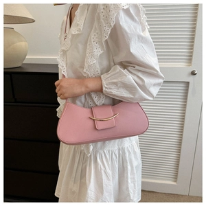 Vista dettagliata della borsa sottobraccio rosa stile francese con fibbia dorata elegante