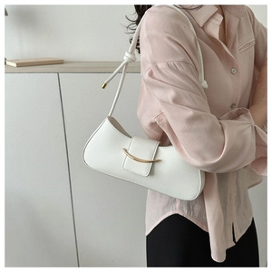 Borsa hobo bianca minimalista francese indossata come elegante borsa sottobraccio