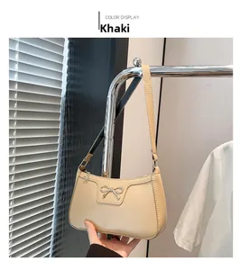Gros plan du sac sous le bras kaki avec détail de nœud argenté sur cuir synthétique