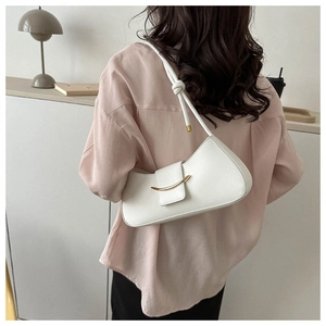 Vista posteriore di una modella con borsa sottobraccio bianca a mezzaluna in stile francese