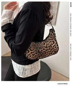 Sac hobo chic à imprimé léopard porté par un mannequin, montrant la forme en croissant moderne