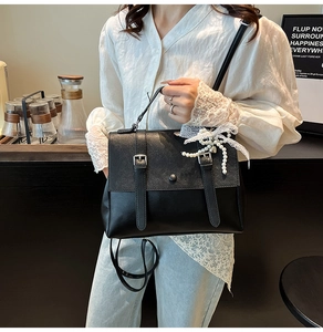 Sac à dos vintage noir style messager avec breloque élégante en perles et dentelle