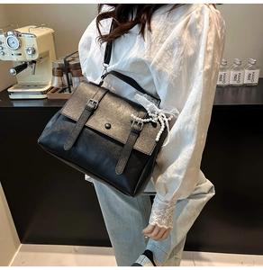 Sac bandoulière vintage noir avec poignée et détail de nœud en perles élégant