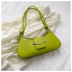 Elegante borsa sottobraccio verde chiaro in stile francese con dettaglio in metallo oro