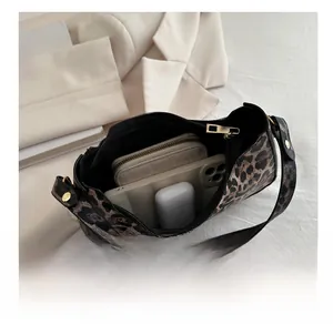 Détail de l'intérieur du sac léopard montrant la capacité pour téléphone et portefeuille