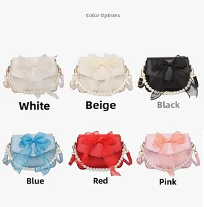 Detailansicht der Damen-Schultertaschen in sechs Farben mit Perlengriffen und Schleifen