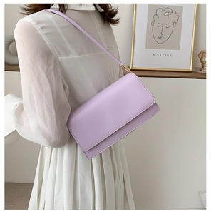 Detail of lavender purple minimalist shoulder bag with gold ring and fine leather texture