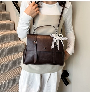 Sac messager vintage marron foncé avec un nœud décoratif en dentelle et perles blanches
