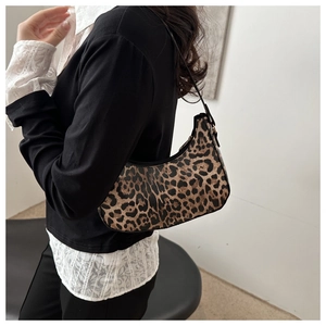 Détail du sac croissant à motif léopard avec bandoulière et fermeture à glissière