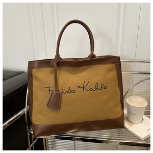 Grand sac cabas vintage avec signature Frida Kahlo dans un cadre de vie quotidien